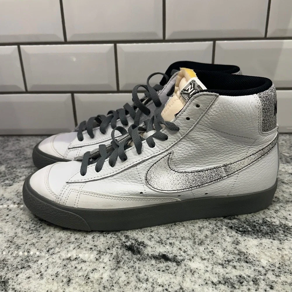 Nike Blazer Mid Classics Mens Size 10 White Grey‎ Hip-Hop Swoosh Sneakers DV7194